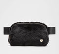 Everywhere Belt Bag Plush Fleece COLOR BLACK/GOLD