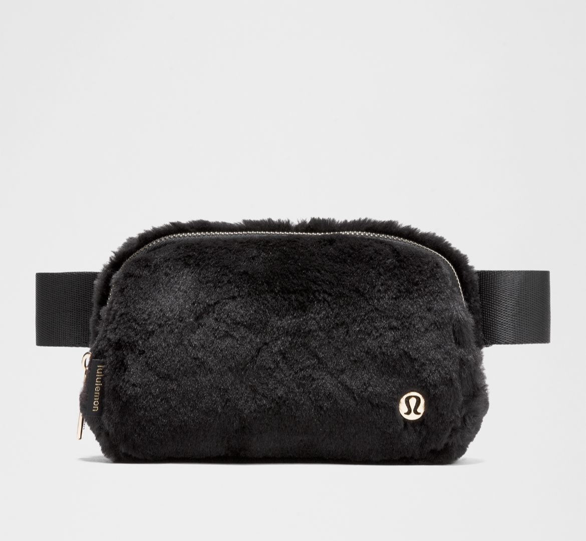 Everywhere Belt Bag Plush Fleece COLOR BLACK/GOLD