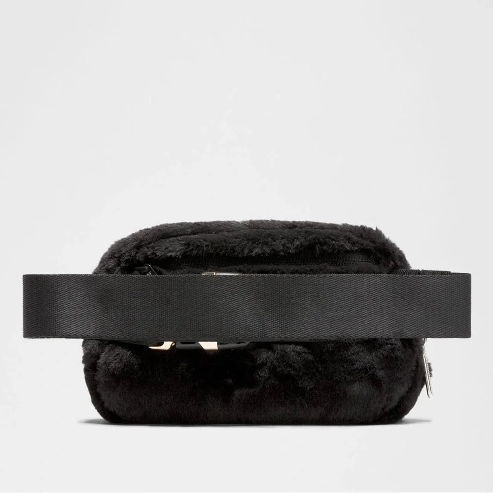 Everywhere Belt Bag Plush Fleece COLOR BLACK/GOLD