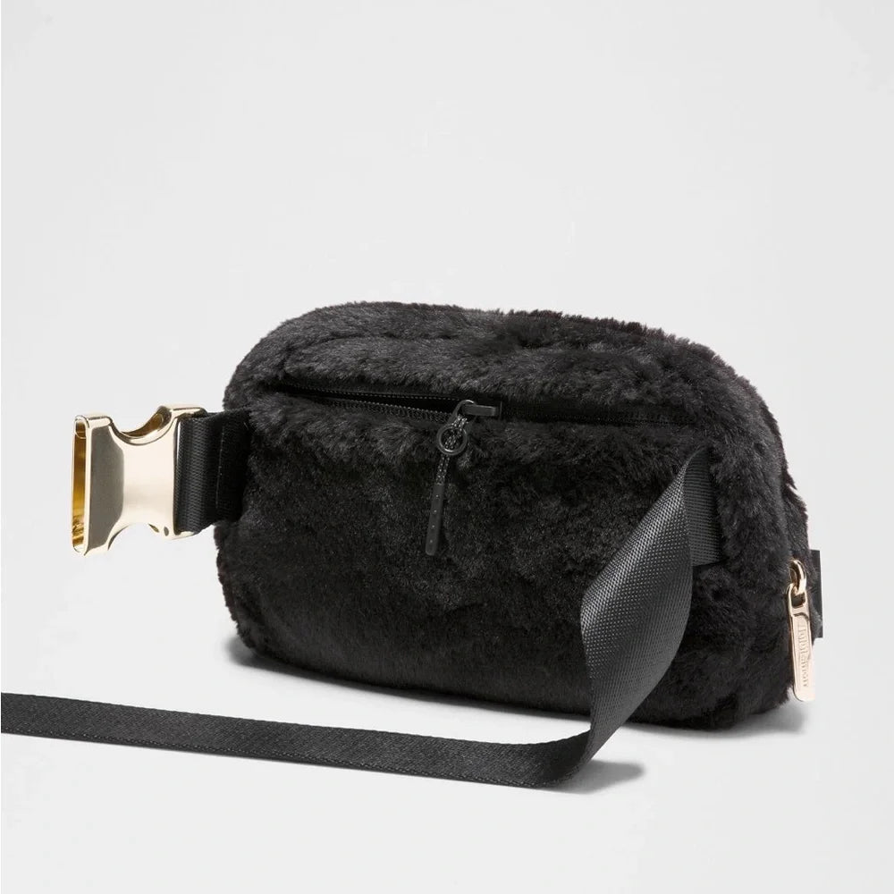 Everywhere Belt Bag Plush Fleece COLOR BLACK/GOLD